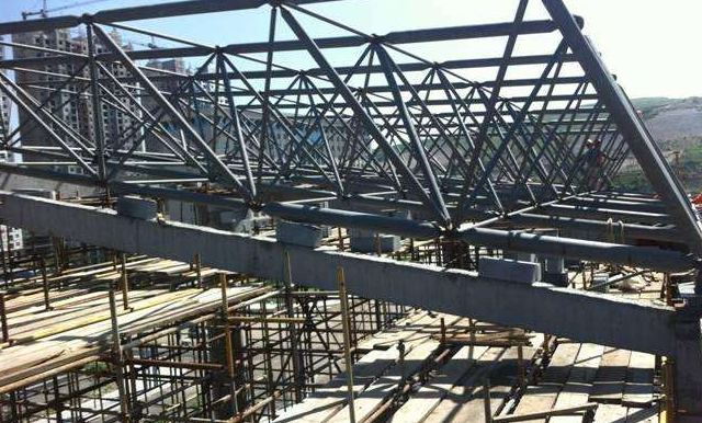 绵竹简述网架公司的黑色压型钢板的吊装步履